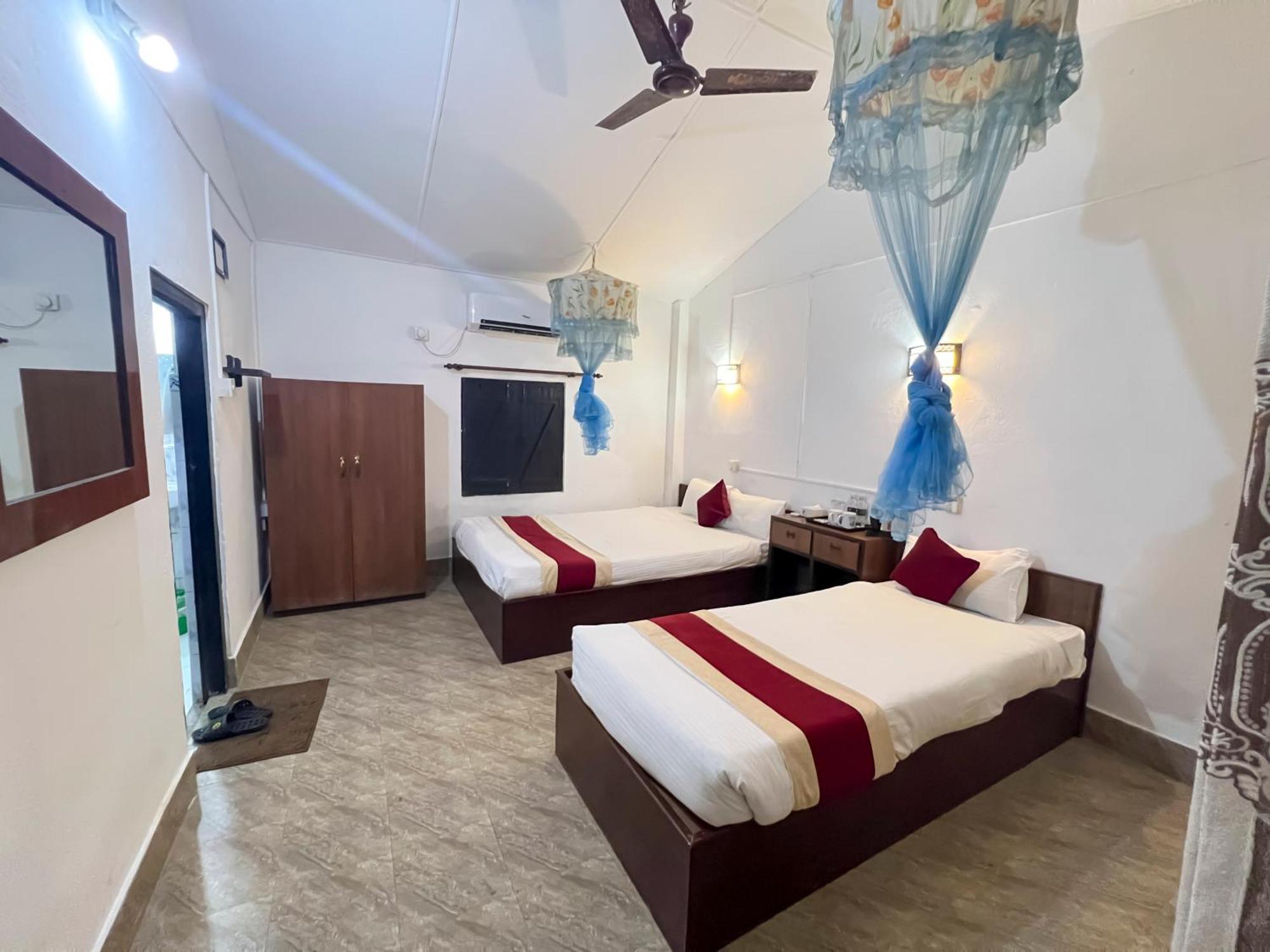Ama Garden Sauraha Hotel Bagian luar foto